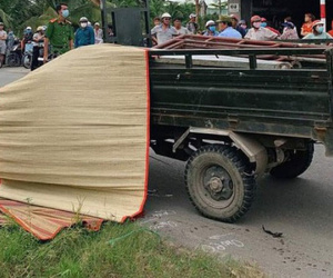 Tông thẳng vào xe ba gác chở tôn, bé gái 13 tuổi tử vong tại chỗ