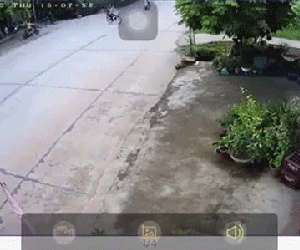 2 thanh niên đi xe máy tông trúng 2 cô gái ngã ra đường, các phương tiện vỡ nát văng xa nhiều mét