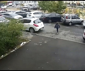 Video: Băng qua đường, cậu bé 9 tuổi bị ô tô phóng qua húc văng