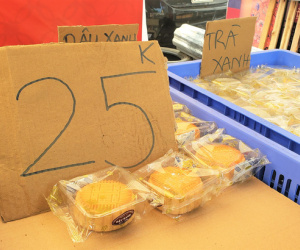 Bánh Trung thu 'cao cấp' xả hàng giảm 50%, đồng giá 25.000 đồng/chiếc bên lề đường