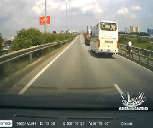 Video: Tài xế xe 49 chỗ kịp thời bẻ lái tránh xe container dừng trên cầu khiến tất cả kinh ngạc