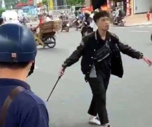 Thanh niên dùng gậy sắt đập xe máy trên đường Trường Chinh bị khởi tố, bắt tạm giam