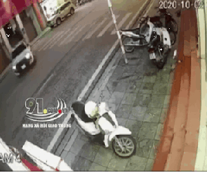 Video: Đâm bẹp dúm xe bán tải đang quay đầu, nam sinh bắn vào xe máy bên đường nguy kịch
