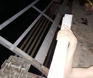 Ôtô tông xe máy, húc lan can cầu rơi xuống sông khiến 5 người tử vong