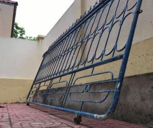 Sập cổng trường đè trúng học sinh lớp 3