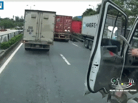 Tài xế xe bồn cầm dao xuống đường 'dằn mặt' đối phương sau va chạm giao thông