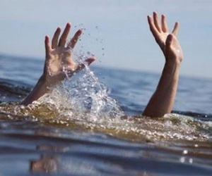 Theo bà và mẹ đi gặt lúa, 2 cháu nhỏ ngã xuống ao chết đuối thương tâm