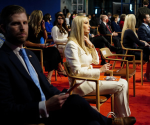 Gia đình ông Trump không đeo khẩu trang tại tranh luận tổng thống