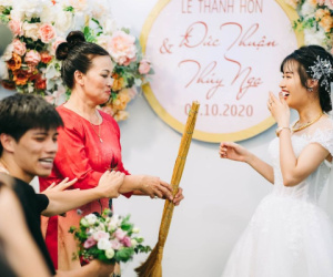Mẹ chồng trao cho con gái cây chổi ngay trên sân khấu hôn lễ, tiết lộ của chú rể khiến ai cũng bật cười