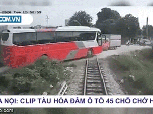 Thót tim khoảnh khắc tàu hoả đâm trúng xe 45 chỗ chở học sinh tiểu học ở Hà Nội