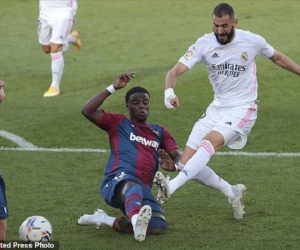 Benzema 'thông nòng', Real Madrid chiếm ngôi đầu bảng