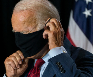 Người của Trump cáo buộc Biden 'dùng khẩu trang cho có'