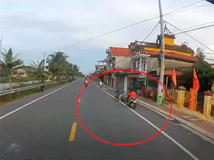 Video: Xe tải đánh lái cực nhanh tránh bé trai bất ngờ lao sang đường