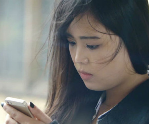 Chồng bỗng dưng thay đổi một cách chóng mặt khi gần gũi vợ, tôi thấy khó hiểu cho tới khi chạm vào điện thoại của anh