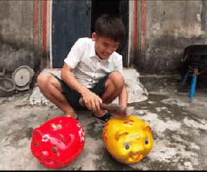Vừa bị phạt 7,5 triệu đồng, Hưng Vlog lại tiếp tục nhận 'gạch đá' vì làm clip có nội dung phản cảm