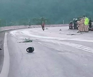 Xe máy đấu đầu trên quốc lộ, 2 người tử vong