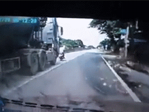 Video: Cố tình tạt đầu xe bồn, người đàn ông gặp nạn kinh hoàng