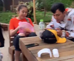 HOT: Hoài Lâm lộ ảnh mặc đồ đôi với gái lạ ở Đà Lạt sau 3 tháng ly hôn, giới thiệu là 'người yêu' với mẹ ruột trên livestream