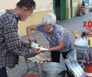 Mới mở hàng ra đã có kẻ tâm thần đến 'hãm', cụ già mở miệng mắng xơi xơi nhưng tay lại làm một hành động khiến người xem rơi nước mắt