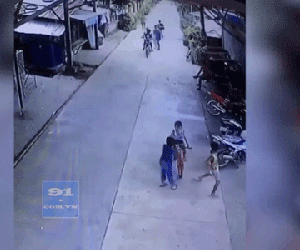CLIP: Con nhỏ bị đẩy khi đang đi xe đạp, ông bố bất ngờ đấm thẳng đầu cậu bạn 'dằn mặt'