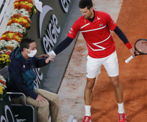 Djokovic đánh bóng trúng mặt trọng tài