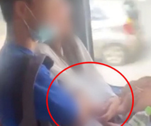 Ngồi trên xe buýt, nam thanh niên vẫn thản nhiên luồn tay vào áo bạn gái khiến nhiều người nóng mắt