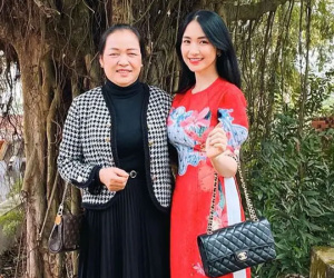 Chị gái Hòa Minzy tiết lộ mẹ của nữ ca sĩ từng buồn đến phát khóc trên bàn đẻ khi biết cô là con gái