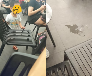 Người mẹ gây phẫn nộ khi để mặc con trai vệ sinh ra quán trà sữa: Trẻ con chưa biết gì thì phải dạy