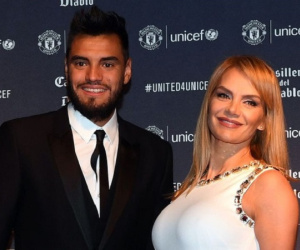 Vợ Sergio Romero thay mặt chồng 'dằn mặt' MU