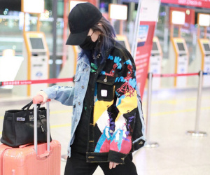 Triệu Vy lộ diện giữa bê bối ly hôn và hẹn hò trai trẻ, đeo khẩu trang kín mít và liên tục né tránh truyền thông