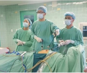 Nhịn tiểu nhiều giờ trên xe khách, 1 phụ nữ nhập viện vì vỡ bàng quang
