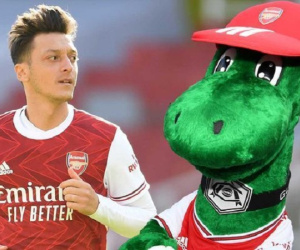 Mesut Oezil sẵn sàng lấy tiền túi trả lương cho linh vật Gunnersaurus vừa bị Arsenal sa thải