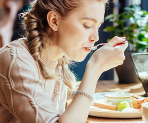 Mỗi lần ăn xong cơ thể lại 'phản ứng dữ dội' theo cách này, bạn cần đi khám dạ dày khẩn cấp vì đó là dấu hiệu của bệnh ung thư