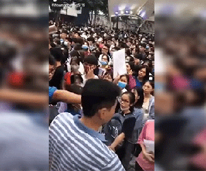 Kinh hoàng cảnh thí sinh và cha mẹ chen chúc, tranh nhau đăng ký học do trường 'lật kèo' tuyển sinh
