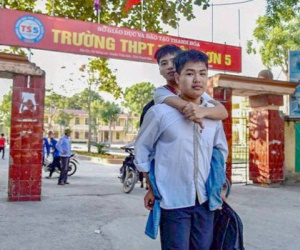 Thư gửi con trai: Từ 0,25 điểm thiếu của nam sinh 10 năm cõng bạn tới trường, cuộc đời này đừng mong cầu sự ưu tiên và lòng tốt được đáp đền!