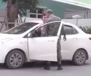 Nhân viên bảo vệ chung cư cao cấp túm cổ, đạp liên tiếp vào tài xế taxi công nghệ vì nhắc nhở mà không chịu đi