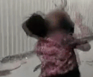 Mẹ chồng nàng dâu túm tóc đánh nhau kinh hoàng, 2 con trai vẫn bình thản quay video và bày tỏ thái độ khiến dân mạng ném đá dữ dội