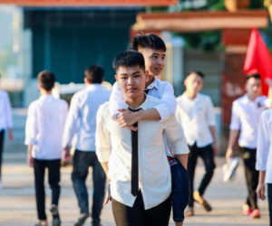 Nam sinh 10 năm cõng bạn đến trường: 'Đây là dịp để cả hai có thể tự lập'