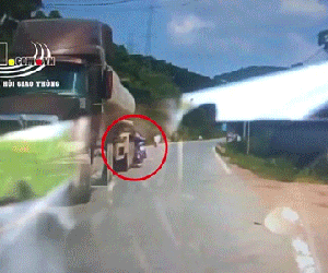 Nữ sinh đi xe máy tông thẳng đuôi xe container gây tai nạn liên hoàn
