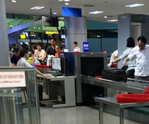 Nam hành khách 'cầm nhầm' điện thoại lên máy bay bị bắt tận tay