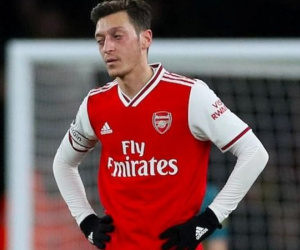 HLV Arteta gạch tên Mesut Oezil khỏi danh sách dự Europa League