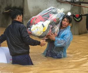 Người miền Trung sơ tán đồ đạc tránh lũ