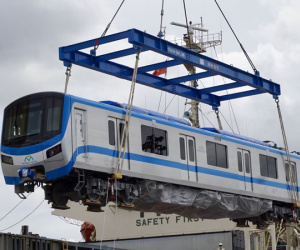Cận cảnh tàu biển 120 mét chở 3 toa tàu metro số 1 đầu tiên cập cảng ở TP.HCM