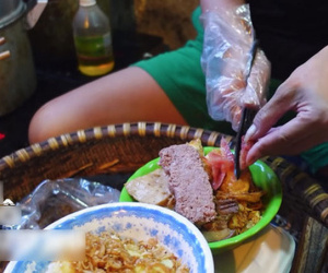 Cười bò với màn công tác bảo đảm an toàn vệ sinh thực phẩm của cô bán xôi: 'Đây là kiểu đeo găng tay để đánh lạc hướng vi khuẩn à?'