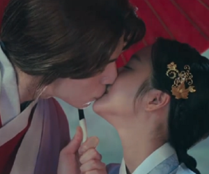 Lee Dong Wook liên tục 'quện môi' Jo Bo Ah, còn có ngay cảnh 'giường chiếu' ở Bạn Trai Tôi Là Hồ Ly tập 2