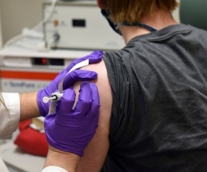 Người tiêm thử vaccine Covid-19: 'Chỉ nằm thôi cũng đủ đau'