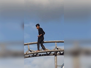 Giải cứu nam thanh niên ngáo đá trèo lên cổng chào làm loạn
