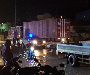 Vấp vào 'ổ gà', 2 người đi xe máy ngã xuống đường bị container cán tử vong