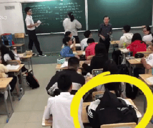 Xuống vạch mặt học sinh ngủ gật, thầy giáo bị cả lớp 'chơi khăm': Đúng là 'thứ ba học trò'