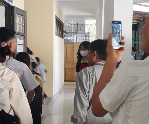 Theo chân con ngày nhập học, hành động của người bố khiến dân mạng xúc động